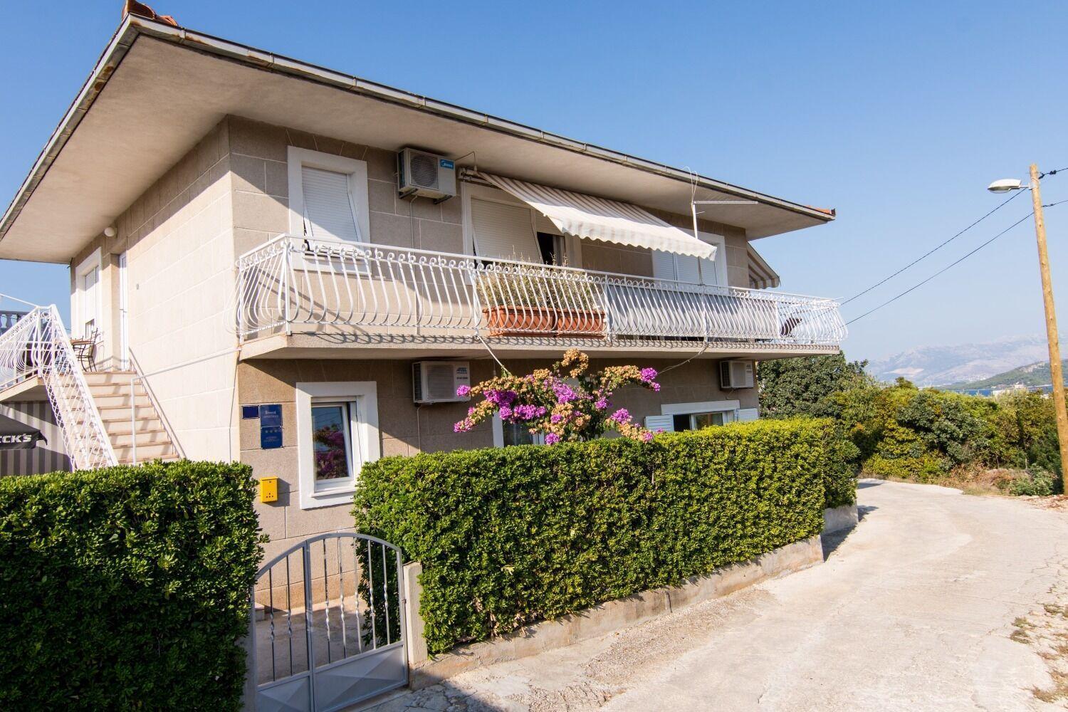 Apartments Ivica - Garden Terrace Слатине Экстерьер фото